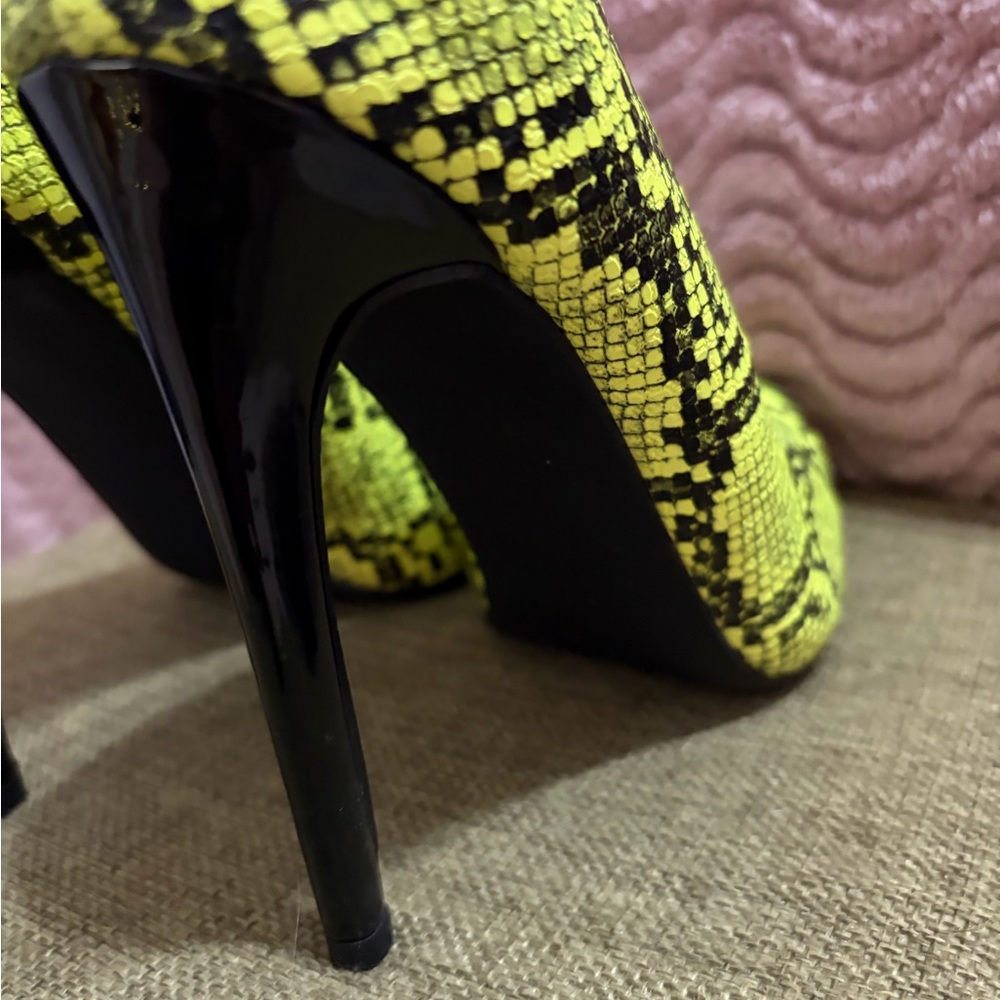Shoe Dazzle Yellow Green Snake Print Sky High Heels Pumps - Picture 5 of 8